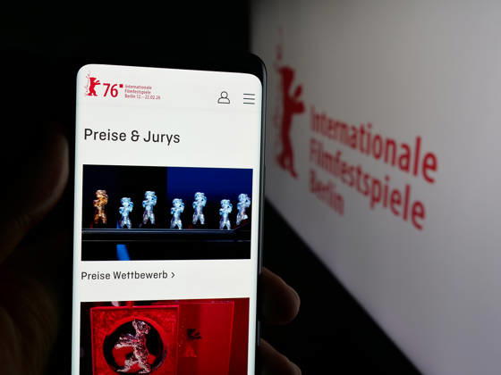 Photo illustration in Germany - 31 Oct 2025 In this photo illustration, a person is holding a smartphone with the webpage of Berlin International Film Festival Berlinale on screen in front of logo. Germany Copyright: xTimonxSchneiderx xSOPAxImagesx TSCHNEIDER_57721 Berlin International Film Festival P6836926