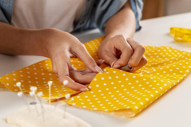 IMAGO Creative, Lifestyle, Freizeit, Hobby, Handarbeit, Nähen #2 Stoff mit den Händen nähen Hands sewing fabric Copyright: imageBROKER OleksandrxLatkun ibxole09451534.jpg