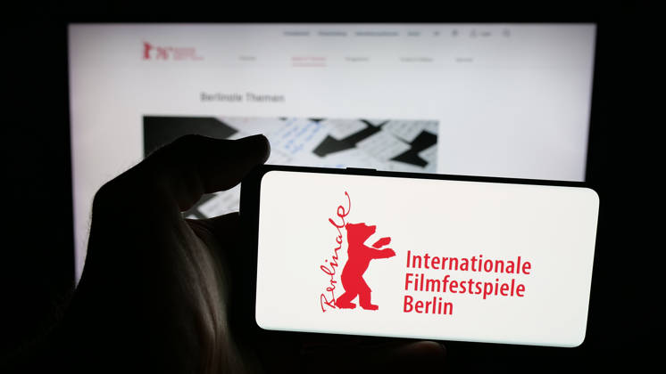 Illustration in Germany. In this photo illustration, a person is holding a mobile phone with the logo of Berlin International Film Festival Berlinale on screen in front of web page. Germany Copyright: xTimonxSchneiderx xSOPAxImagesx TSCHNEIDER_57716 Berlin International Film Festival P6836685