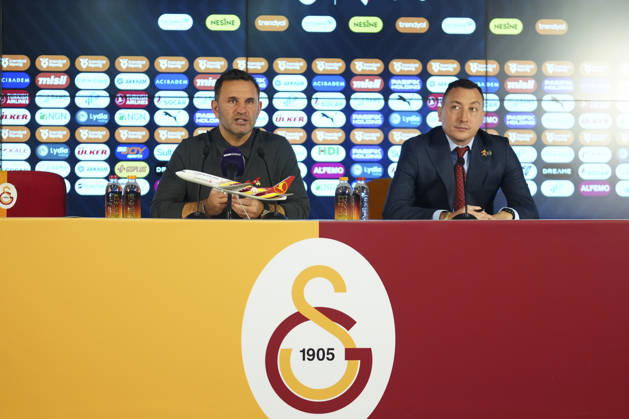 Galatasaray v Samsunspor - Turkish Super Lig ISTANBUL, TURKIYE - DECEMBER 5: Head coach Okan Buruk (L) of Galatasaray speaks during a press conference after the Turkish Super Lig week 15 football match between Galatasaray and Samsunspor at RAMS Park in Istanbul, Turkiye on December 5, 2025. Bunyamin Celik Anadolu Istanbul Turkey. Editorial use only. Please get in touch for any other usage. Copyright: x2025xAnadoluxBunyaminxCelikx