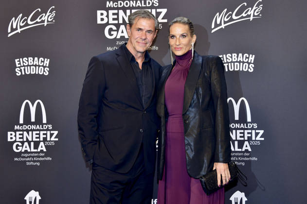 Sven Martinek with partner Bianca Rütter at the 20 McDonald s Benefit Gala in aid of the McDonald s Childrens Aid Foundation at the Eisbach Studios in Munich, 06 12 2025 Foto:xB.xInsingerx xFuturexImagex mcdonalds_5220