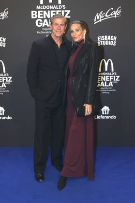 Sven Martinek with partner Bianca Rütter at the 20 McDonald s Benefit Gala in aid of the McDonald s Childrens Aid Foundation at the Eisbach Studios in Munich, 06 12 2025 Foto:xAgenturxWehnertx xGränzdörferx xFuturexImagex mcdonalds_5351