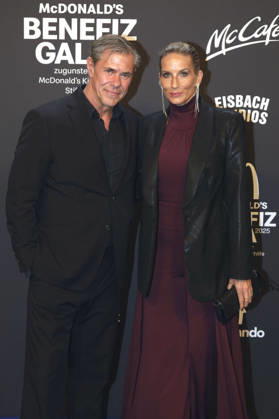 Sven Martinek with partner Bianca Rütter at the 20 McDonald s Benefit Gala in aid of the McDonald s Childrens Aid Foundation at the Eisbach Studios in Munich, 06 12 2025 Foto:xAgenturxWehnertx xGränzdörferx xFuturexImagex mcdonalds_5352