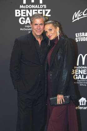 Sven Martinek with partner Bianca Rütter at the 20 McDonald s Benefit Gala in aid of the McDonald s Childrens Aid Foundation at the Eisbach Studios in Munich, 06 12 2025 Foto:xAgenturxWehnertx xGränzdörferx xFuturexImagex mcdonalds_5353