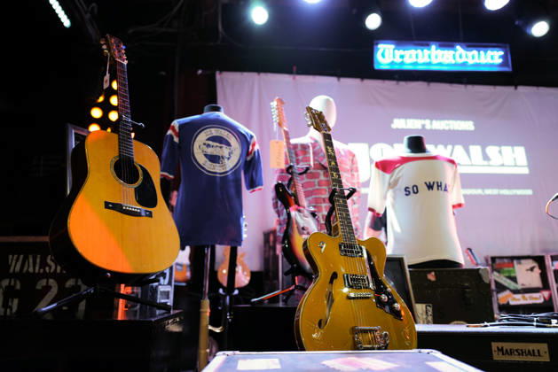 Joe Walsh Julien™s auction preview Joe Walsh Julien™s auction preview at Troubadour on December 08, 2025 in West Hollywood, CA. West Hollywood Troubadour California USA Copyright: xLISAxOConnor AFF-USA.comx