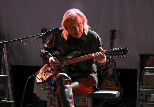 Joe Walsh Julien™s auction preview Joe Walsh Julien™s auction preview at Troubadour on December 08, 2025 in West Hollywood, CA. West Hollywood Troubadour California USA Copyright: xLISAxOConnor AFF-USA.comx