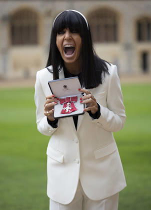 Investiture at Windsor Castle Image Licensed to i-Images Picture Agency. 09 12 2025. Windsor , United Kingdom. TV presenter Claudia Winkleman with her MBE after an Investiture at Windsor Castle, United Kingdom., Credit:Stephen Lock i-Images Avalon United Kingdom, Windsor  Copyright: xStephenxLockx xi-Imagesx xAvalonx 1057896943