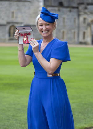 Investiture at Windsor Castle Image Licensed to i-Images Picture Agency. 09 12 2025. Windsor , United Kingdom. TV weather presenter Ruth Dodsworth with her OBE after an Investiture at Windsor Castle, United Kingdom., Credit:Stephen Lock i-Images Avalon United Kingdom, Windsor  Copyright: xStephenxLockx xi-Imagesx xAvalonx 1057897115
