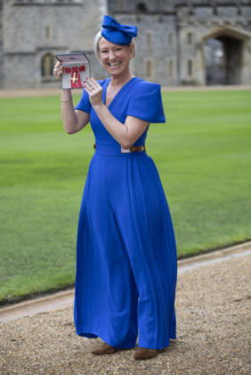 Investiture at Windsor Castle Image Licensed to i-Images Picture Agency. 09 12 2025. Windsor , United Kingdom. TV weather presenter Ruth Dodsworth with her OBE after an Investiture at Windsor Castle, United Kingdom., Credit:Stephen Lock i-Images Avalon United Kingdom, Windsor  Copyright: xStephenxLockx xi-Imagesx xAvalonx 1057897147