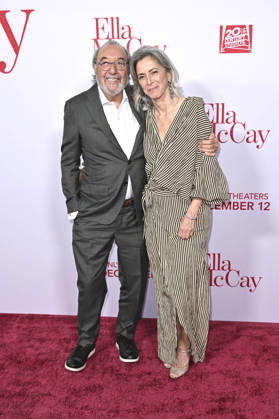 James L Brooks and Jennifer Simchowitz at the world premiere of the movie Ella McCay at the El Capitan Theatre Los Angeles, 09 12 2025 Foto:xD.xStarbuckx xFuturexImagex ella_5305