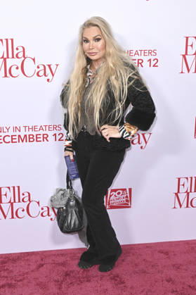 Suzan Hughes at the world premiere of the movie Ella McCay at the El Capitan Theatre Los Angeles, 09 12 2025 Foto:xD.xStarbuckx xFuturexImagex ella_5310