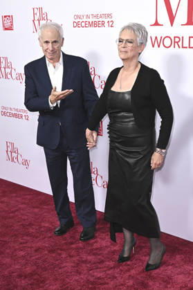 Christopher Guest with wife Jamie Lee Curtis at the world premiere of the movie Ella McCay at the El Capitan Theatre Los Angeles, 09 12 2025 Foto:xD.xStarbuckx xFuturexImagex ella_5322