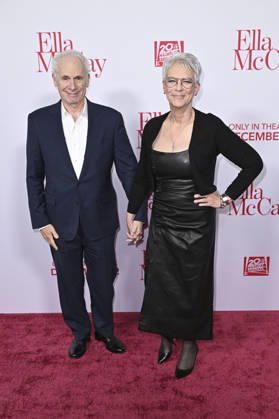 Christopher Guest with wife Jamie Lee Curtis at the world premiere of the movie Ella McCay at the El Capitan Theatre Los Angeles, 09 12 2025 Foto:xD.xStarbuckx xFuturexImagex ella_5323