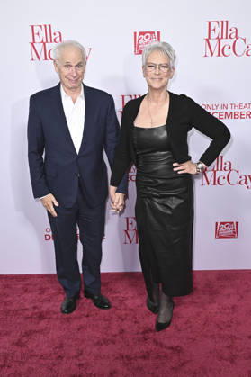 Christopher Guest with wife Jamie Lee Curtis at the world premiere of the movie Ella McCay at the El Capitan Theatre Los Angeles, 09 12 2025 Foto:xD.xStarbuckx xFuturexImagex ella_5324