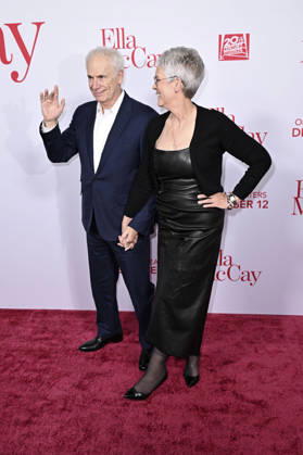 Christopher Guest with wife Jamie Lee Curtis at the world premiere of the movie Ella McCay at the El Capitan Theatre Los Angeles, 09 12 2025 Foto:xD.xStarbuckx xFuturexImagex ella_5326
