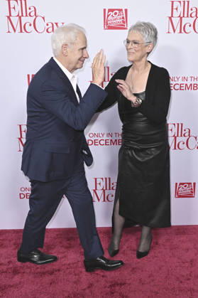 Christopher Guest with wife Jamie Lee Curtis at the world premiere of the movie Ella McCay at the El Capitan Theatre Los Angeles, 09 12 2025 Foto:xD.xStarbuckx xFuturexImagex ella_5327