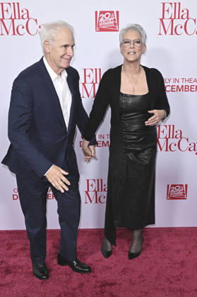 Christopher Guest with wife Jamie Lee Curtis at the world premiere of the movie Ella McCay at the El Capitan Theatre Los Angeles, 09 12 2025 Foto:xD.xStarbuckx xFuturexImagex ella_5328