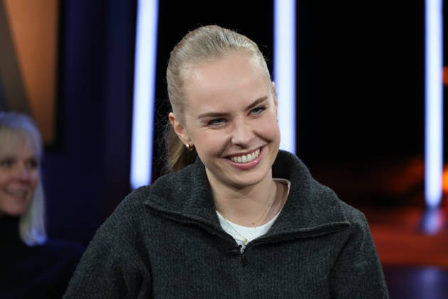 Clara Lösel, poet and author, guest on the NDR Talk Show on 12 12 2025, photo session before the live broadcast on the 3 program of NDR television in the Hamburg Lokstedt television studio