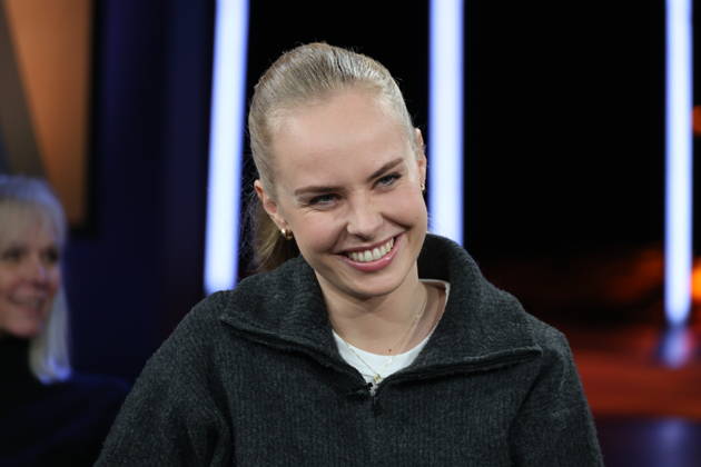 Clara Lösel, poet and author, guest on the NDR Talk Show on 12 12 2025, photo session before the live broadcast on the 3 program of NDR television in the Hamburg Lokstedt television studio