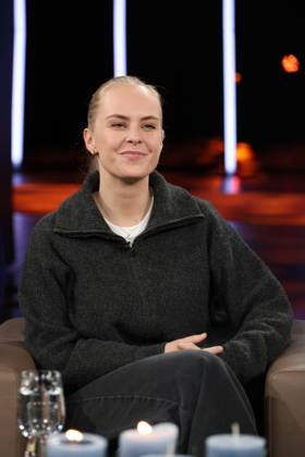 Clara Lösel, poet and author, guest on the NDR Talk Show on 12 12 2025, photo session before the live broadcast on the 3 program of NDR television in the Hamburg Lokstedt television studio