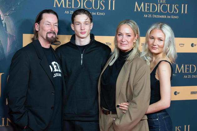 Janine KUNZE, actress, with her family, husband Jens BUDACH, son Luiz BUDACH and daughter Lili BUDACH, actress, red carpet, red carpet show, arrival, film premiere DER MEDICUS 2 on 15 12 2025 at the Cinedom cinema in Cologne,