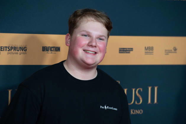 Julius WECKAUF, actor, portrait, portrait, portrait, cropped single image, single motif, red carpet, red carpet show, arrival, film premiere DER MEDICUS 2 on 15 12 2025 at the Cinedom cinema in Cologne,