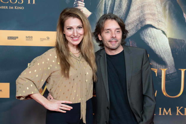 Mara BERGMANN, presenter, with husband Alexander HOFFMANN, red carpet, red carpet show, arrival, film premiere DER MEDICUS 2 on 15 12 2025 at the Cinedom cinema in Cologne,