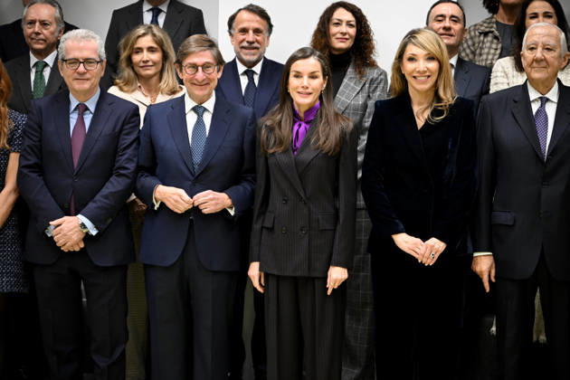 Queen Letizia chairs the meeting of the Board of Trustees of the FAD Youth Foundation The President of FAD Youth, José Ignacio Goirigolzarri and Queen Letizia pose for the family photo during the meeting of the Board of Trustees of the FAD Youth Foundation upon her arrival at the meeting of the Board of Trustees of the FAD Youth Foundation, December 16, 2025, in Madrid Spain Dona Letizia, Honorary President of the FAD Youth Foundation, chairs the meeting of the Board of Trustees of the institution, which will address the issue of digital security for youth QUEEN LETIZIA FAD YOUTH DECEMBER 16, 2025 José Madrid Madrid Madrid Spain  Copyright: xJosÃ xOlivax 7172417