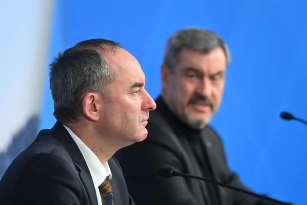 from left Hubert AIWANGER Freie Waehler,Minister of Economic Affairs Bavaria,Markus SOEDER Ministerpraesident Bavaria and CSU Chairman,single picture,cropped single motif,portrait,portrait press conference of the Bavarian State Government after cabinet meeting on 16 12 2025 in Prinz Carl Palais in Munich