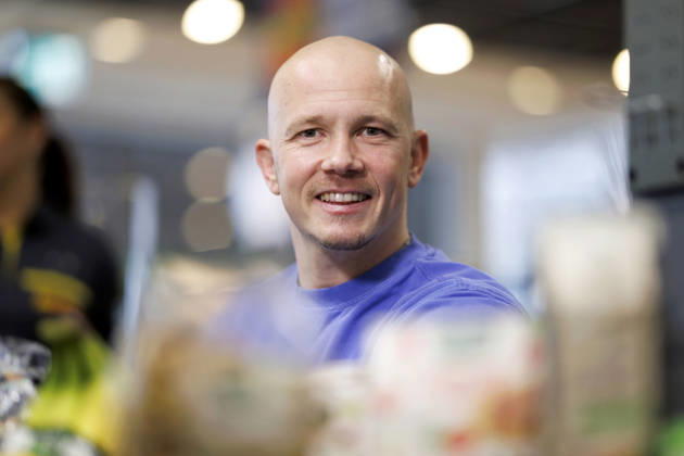Professional gymnast Fabian Hambüchen sits at the checkout of a Netto supermarket in Cologne The Olympic champion and former competitive gymnast supported Netto Marken Discounts nationwide fundraising campaign for Tafel Deutschland Cologne, 16 12 2025 NRW Germany Copyright: xChristophxHardtx