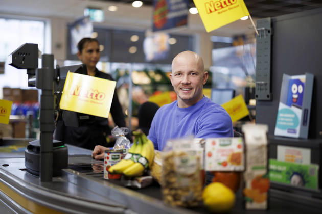 Professional gymnast Fabian Hambüchen sits at the checkout of a Netto supermarket in Cologne The Olympic champion and former competitive gymnast supported Netto Marken Discounts nationwide fundraising campaign for Tafel Deutschland Cologne, 16 12 2025 NRW Germany Copyright: xChristophxHardtx