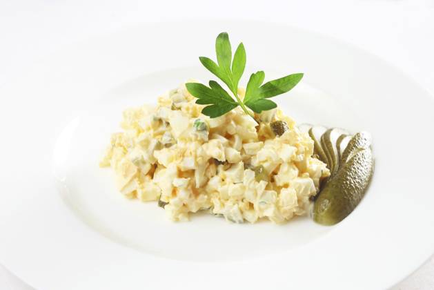 Food, Eiersalat mit Petersilie und Essiggurke auf weißem Teller Food, Egg Salad With Parsley And A Gherkin On A White Plate Copyright: imageBROKER MissesxJones ibxiqx15436991.jpg