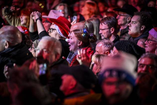 Weihnachtswunder1612: Das Weihnachtswunder am Tag 4 auf dem Burgplatz. Die vier Moderatoren Sabine Heinrich, Steffi Neu, Jan Malte Andresen und Thomas Bug moderieren das Weihnachtswunder für den WDR. Immer steht mindestens einer von ihnen am Mikrofon und nimmt Musikwünsche gegen eine Spende entgegen. Das Weihnachtswunder wird vom Burgplatz in der Essener Innenstadt übertragen. ** NUR FÜR REDAKTIONELLE ZWECKE ** EDITORIAL USE ONLY **<p>Auftritt The BossHoss am Dienstag, dem 16. Dezember 2025. Das Weihnachtswunder am Dienstagauf dem Burgplatz am Tag 3. Die vier Moderatoren Sabine Heinrich, Steffi Neu, Jan Malte Andresen und Thomas Bug moderieren das Weihnachtswunder für den WDR. Immer steht mindestens einer von ihnen am Mikrofon und n Copyright: KerstinxKokoska doc83py4rjmu751b45zltsw ,EDITORIAL USE ONLY