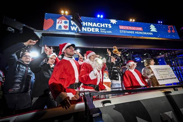 Weihnachtswunder1612: Das Weihnachtswunder am Tag 4 auf dem Burgplatz. Die vier Moderatoren Sabine Heinrich, Steffi Neu, Jan Malte Andresen und Thomas Bug moderieren das Weihnachtswunder für den WDR. Immer steht mindestens einer von ihnen am Mikrofon und nimmt Musikwünsche gegen eine Spende entgegen. Das Weihnachtswunder wird vom Burgplatz in der Essener Innenstadt übertragen. ** NUR FÜR REDAKTIONELLE ZWECKE ** EDITORIAL USE ONLY **<p>Publikum und Spender auf dem Burgplatz am Dienstag, dem 16. Dezember 2025. Das Weihnachtswunder am Dienstagauf dem Burgplatz am Tag 3. Die vier Moderatoren Sabine Heinrich, Steffi Neu, Jan Malte Andresen und Thomas Bug moderieren das Weihnachtswunder für den WDR. Immer steht mindestens einer von ihnen a Copyright: KerstinxKokoska doc83py4s4vh9lbjlnptsw ,EDITORIAL USE ONLY