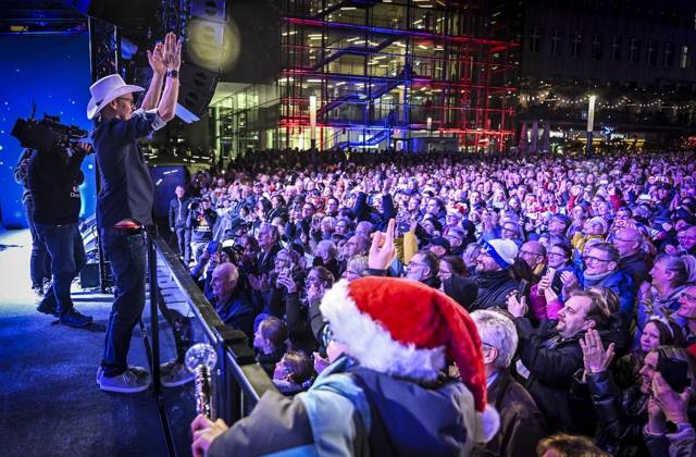 Weihnachtswunder1612: Das Weihnachtswunder am Tag 4 auf dem Burgplatz. Die vier Moderatoren Sabine Heinrich, Steffi Neu, Jan Malte Andresen und Thomas Bug moderieren das Weihnachtswunder für den WDR. Immer steht mindestens einer von ihnen am Mikrofon und nimmt Musikwünsche gegen eine Spende entgegen. Das Weihnachtswunder wird vom Burgplatz in der Essener Innenstadt übertragen. ** NUR FÜR REDAKTIONELLE ZWECKE ** EDITORIAL USE ONLY **<p>Auftritt The BossHoss am Dienstag, dem 16. Dezember 2025. Das Weihnachtswunder am Dienstagauf dem Burgplatz am Tag 3. Die vier Moderatoren Sabine Heinrich, Steffi Neu, Jan Malte Andresen und Thomas Bug moderieren das Weihnachtswunder für den WDR. Immer steht mindestens einer von ihnen am Mikrofon und n Copyright: KerstinxKokoska doc83py4nwdc4i1fgfyntsw ,EDITORIAL USE ONLY