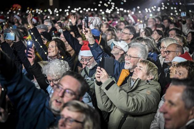 Weihnachtswunder1612: Das Weihnachtswunder am Tag 4 auf dem Burgplatz. Die vier Moderatoren Sabine Heinrich, Steffi Neu, Jan Malte Andresen und Thomas Bug moderieren das Weihnachtswunder für den WDR. Immer steht mindestens einer von ihnen am Mikrofon und nimmt Musikwünsche gegen eine Spende entgegen. Das Weihnachtswunder wird vom Burgplatz in der Essener Innenstadt übertragen. ** NUR FÜR REDAKTIONELLE ZWECKE ** EDITORIAL USE ONLY **<p>Auftritt The BossHoss am Dienstag, dem 16. Dezember 2025. Das Weihnachtswunder am Dienstagauf dem Burgplatz am Tag 3. Die vier Moderatoren Sabine Heinrich, Steffi Neu, Jan Malte Andresen und Thomas Bug moderieren das Weihnachtswunder für den WDR. Immer steht mindestens einer von ihnen am Mikrofon und n Copyright: KerstinxKokoska doc83py4pxfsq0ky44ntsw ,EDITORIAL USE ONLY