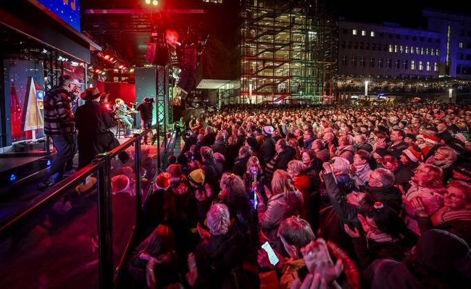 Weihnachtswunder1612: Das Weihnachtswunder am Tag 4 auf dem Burgplatz. Die vier Moderatoren Sabine Heinrich, Steffi Neu, Jan Malte Andresen und Thomas Bug moderieren das Weihnachtswunder für den WDR. Immer steht mindestens einer von ihnen am Mikrofon und nimmt Musikwünsche gegen eine Spende entgegen. Das Weihnachtswunder wird vom Burgplatz in der Essener Innenstadt übertragen. ** NUR FÜR REDAKTIONELLE ZWECKE ** EDITORIAL USE ONLY **<p>Auftritt The BossHoss am Dienstag, dem 16. Dezember 2025. Das Weihnachtswunder am Dienstagauf dem Burgplatz am Tag 3. Die vier Moderatoren Sabine Heinrich, Steffi Neu, Jan Malte Andresen und Thomas Bug moderieren das Weihnachtswunder für den WDR. Immer steht mindestens einer von ihnen am Mikrofon und n Copyright: KerstinxKokoska doc83py4qbicj81nutytsw ,EDITORIAL USE ONLY