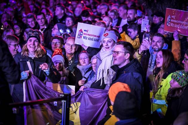 Weihnachtswunder1612: Das Weihnachtswunder am Tag 4 auf dem Burgplatz. Die vier Moderatoren Sabine Heinrich, Steffi Neu, Jan Malte Andresen und Thomas Bug moderieren das Weihnachtswunder für den WDR. Immer steht mindestens einer von ihnen am Mikrofon und nimmt Musikwünsche gegen eine Spende entgegen. Das Weihnachtswunder wird vom Burgplatz in der Essener Innenstadt übertragen. ** NUR FÜR REDAKTIONELLE ZWECKE ** EDITORIAL USE ONLY **<p>Publikum und Spender auf dem Burgplatz am Dienstag, dem 16. Dezember 2025. Das Weihnachtswunder am Dienstagauf dem Burgplatz am Tag 3. Die vier Moderatoren Sabine Heinrich, Steffi Neu, Jan Malte Andresen und Thomas Bug moderieren das Weihnachtswunder für den WDR. Immer steht mindestens einer von ihnen a Copyright: KerstinxKokoska doc83py55i7wqfv9939tsw ,EDITORIAL USE ONLY