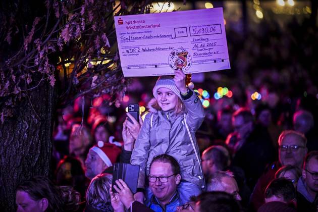 Weihnachtswunder1612: Das Weihnachtswunder am Tag 4 auf dem Burgplatz. Die vier Moderatoren Sabine Heinrich, Steffi Neu, Jan Malte Andresen und Thomas Bug moderieren das Weihnachtswunder für den WDR. Immer steht mindestens einer von ihnen am Mikrofon und nimmt Musikwünsche gegen eine Spende entgegen. Das Weihnachtswunder wird vom Burgplatz in der Essener Innenstadt übertragen. ** NUR FÜR REDAKTIONELLE ZWECKE ** EDITORIAL USE ONLY **<p>Publikum und Spender auf dem Burgplatz am Dienstag, dem 16. Dezember 2025. Das Weihnachtswunder am Dienstagauf dem Burgplatz am Tag 3. Die vier Moderatoren Sabine Heinrich, Steffi Neu, Jan Malte Andresen und Thomas Bug moderieren das Weihnachtswunder für den WDR. Immer steht mindestens einer von ihnen a Copyright: KerstinxKokoska doc83py54q3rdlbljfctsw ,EDITORIAL USE ONLY