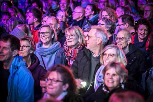 Weihnachtswunder1612: Das Weihnachtswunder am Tag 4 auf dem Burgplatz. Die vier Moderatoren Sabine Heinrich, Steffi Neu, Jan Malte Andresen und Thomas Bug moderieren das Weihnachtswunder für den WDR. Immer steht mindestens einer von ihnen am Mikrofon und nimmt Musikwünsche gegen eine Spende entgegen. Das Weihnachtswunder wird vom Burgplatz in der Essener Innenstadt übertragen. ** NUR FÜR REDAKTIONELLE ZWECKE ** EDITORIAL USE ONLY **<p>Publikum auf dem Burgplatz am Dienstag, dem 16. Dezember 2025. Das Weihnachtswunder am Dienstagauf dem Burgplatz am Tag 3. Die vier Moderatoren Sabine Heinrich, Steffi Neu, Jan Malte Andresen und Thomas Bug moderieren das Weihnachtswunder für den WDR. Immer steht mindestens einer von ihnen am Mikrofon u Copyright: KerstinxKokoska doc83py5uazcrsszivctsw ,EDITORIAL USE ONLY