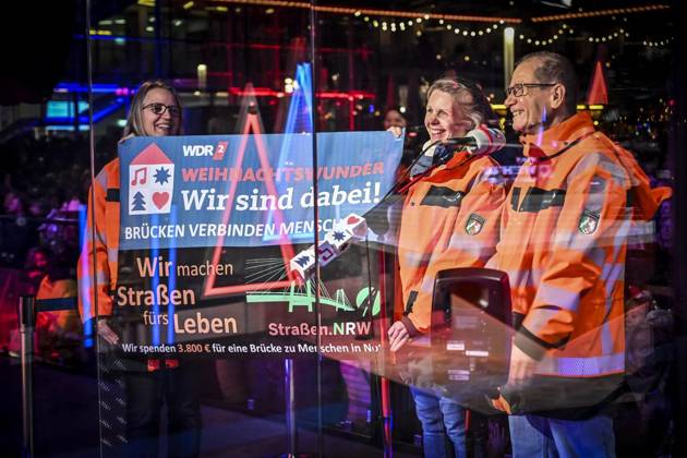 Weihnachtswunder1612: Das Weihnachtswunder am Tag 4 auf dem Burgplatz. Die vier Moderatoren Sabine Heinrich, Steffi Neu, Jan Malte Andresen und Thomas Bug moderieren das Weihnachtswunder für den WDR. Immer steht mindestens einer von ihnen am Mikrofon und nimmt Musikwünsche gegen eine Spende entgegen. Das Weihnachtswunder wird vom Burgplatz in der Essener Innenstadt übertragen. ** NUR FÜR REDAKTIONELLE ZWECKE ** EDITORIAL USE ONLY **<p>Publikum und Spender auf dem Burgplatz am Dienstag, dem 16. Dezember 2025. Das Weihnachtswunder am Dienstagauf dem Burgplatz am Tag 3. Die vier Moderatoren Sabine Heinrich, Steffi Neu, Jan Malte Andresen und Thomas Bug moderieren das Weihnachtswunder für den WDR. Immer steht mindestens einer von ihnen a Copyright: KerstinxKokoska doc83py5t3xkwx1ms7xrtsw ,EDITORIAL USE ONLY