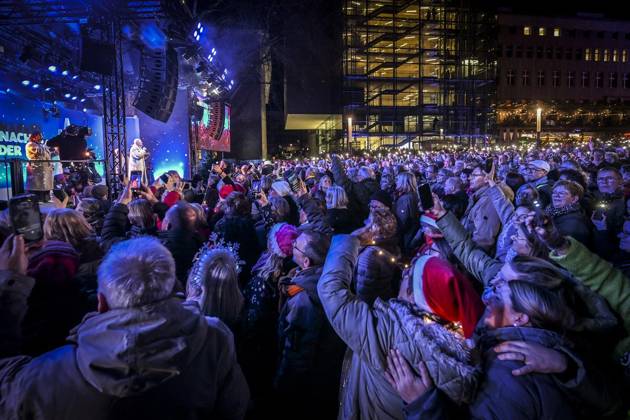 Weihnachtswunder1612: Das Weihnachtswunder am Tag 4 auf dem Burgplatz. Die vier Moderatoren Sabine Heinrich, Steffi Neu, Jan Malte Andresen und Thomas Bug moderieren das Weihnachtswunder für den WDR. Immer steht mindestens einer von ihnen am Mikrofon und nimmt Musikwünsche gegen eine Spende entgegen. Das Weihnachtswunder wird vom Burgplatz in der Essener Innenstadt übertragen. ** NUR FÜR REDAKTIONELLE ZWECKE ** EDITORIAL USE ONLY **<p>Auftritt Stefanie Heinzmann am Dienstag, dem 16. Dezember 2025. Das Weihnachtswunder am Dienstagauf dem Burgplatz am Tag 3. Die vier Moderatoren Sabine Heinrich, Steffi Neu, Jan Malte Andresen und Thomas Bug moderieren das Weihnachtswunder für den WDR. Immer steht mindestens einer von ihnen am Mikrofon Copyright: KerstinxKokoska doc83py6cwgzkz1iv7kwtsw ,EDITORIAL USE ONLY