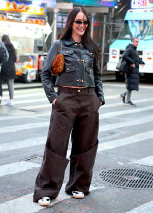 Lola Tung out in New York Actress Lola Tung is doing a photo op front of the Foot Locker store in Times Square, New York on December 16, 2025. Photo by Dylan Travis ABACAPRESSCOM New York NY  Copyright: xDylanxTravis ABACAx