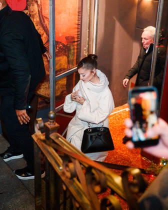 Ariana Grande leaves the Lattanzi Cucina Italiana restaurant in New York on December 16, 2025 UrbanxDivinity Bestimage Ariana Grande departs after the SNL dinner at Lattanzi in NYC New York City Etats Unis Copyright: xUrbanxDivinityx xBestimagexUrbanxDivinityx xBestimagex
