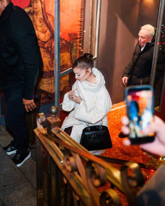 Ariana Grande leaves the Lattanzi Cucina Italiana restaurant in New York on December 16, 2025 UrbanxDivinity Bestimage Ariana Grande departs after the SNL dinner at Lattanzi in NYC New York City Etats Unis Copyright: xUrbanxDivinityx xBestimagexUrbanxDivinityx xBestimagex