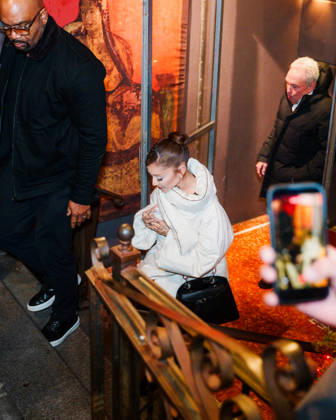 Ariana Grande leaves the Lattanzi Cucina Italiana restaurant in New York on December 16, 2025 UrbanxDivinity Bestimage Ariana Grande departs after the SNL dinner at Lattanzi in NYC New York City Etats Unis  Copyright: xUrbanxDivinityx xBestimagexUrbanxDivinityx xBestimagex