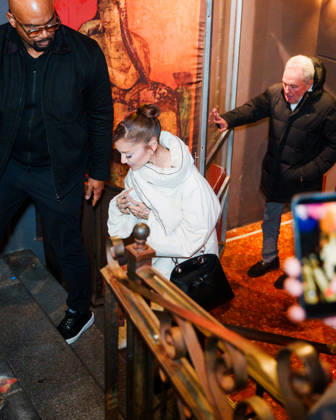 Ariana Grande leaves the Lattanzi Cucina Italiana restaurant in New York on December 16, 2025 UrbanxDivinity Bestimage Ariana Grande departs after the SNL dinner at Lattanzi in NYC New York City Etats Unis Copyright: xUrbanxDivinityx xBestimagexUrbanxDivinityx xBestimagex