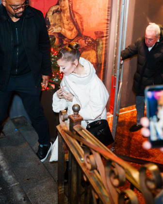 Ariana Grande leaves the Lattanzi Cucina Italiana restaurant in New York on December 16, 2025 UrbanxDivinity Bestimage Ariana Grande departs after the SNL dinner at Lattanzi in NYC New York City Etats Unis Copyright: xUrbanxDivinityx xBestimagexUrbanxDivinityx xBestimagex