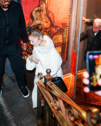 Ariana Grande leaves the Lattanzi Cucina Italiana restaurant in New York on December 16, 2025 UrbanxDivinity Bestimage Ariana Grande departs after the SNL dinner at Lattanzi in NYC New York City Etats Unis Copyright: xUrbanxDivinityx xBestimagexUrbanxDivinityx xBestimagex