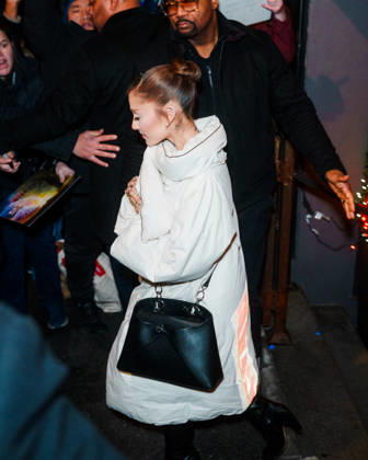 Ariana Grande leaves the Lattanzi Cucina Italiana restaurant in New York on December 16, 2025 UrbanxDivinity Bestimage Ariana Grande departs after the SNL dinner at Lattanzi in NYC New York City Etats Unis Copyright: xUrbanxDivinityx xBestimagexUrbanxDivinityx xBestimagex